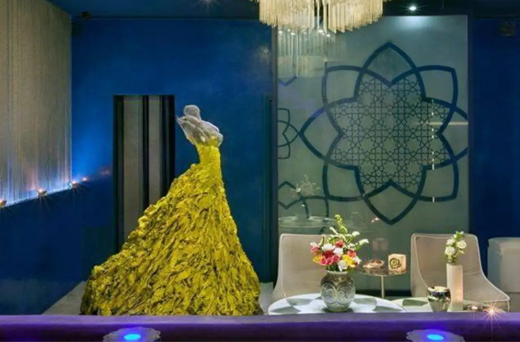 A beauty decorated waiting room, with accessories, vase flowers on a table and chairs in one of the Budget-Friendly Hammams in Marrakech 